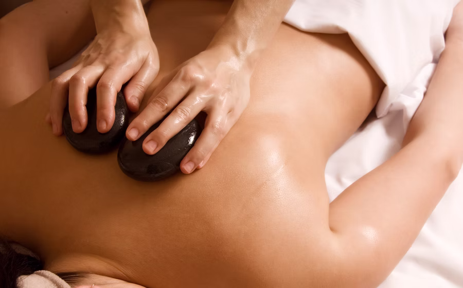 Massage aux pierres chaudes — Yemaya Holistique